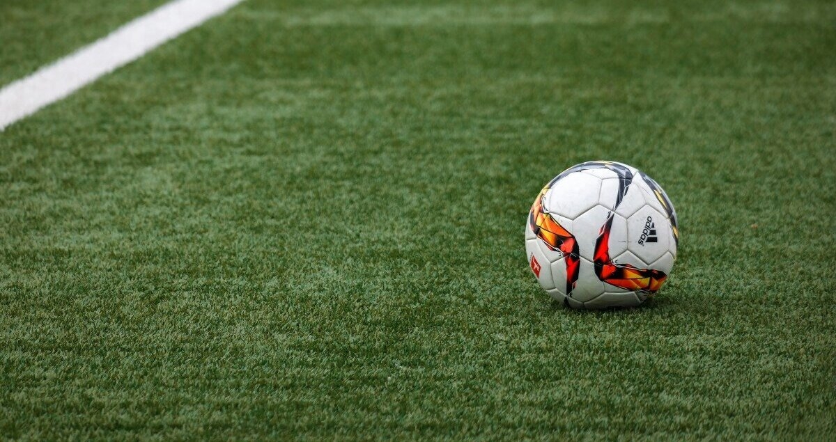 Balón de fútbol en el campo